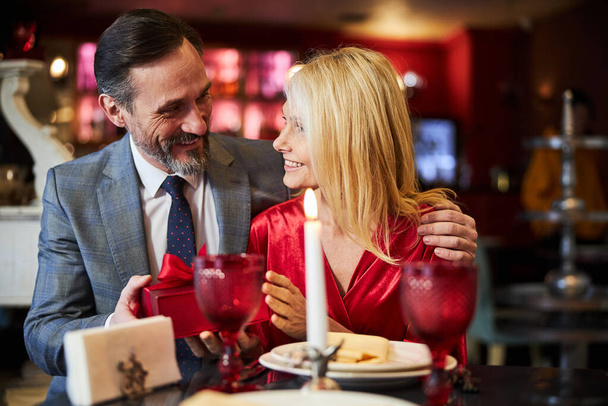 Piękna para świętuje rocznicę w restauracji - Zdjęcie, obraz