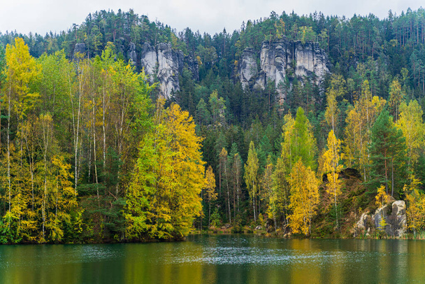 meer met reflectie op herfstbos in Tsjechië - Foto, afbeelding