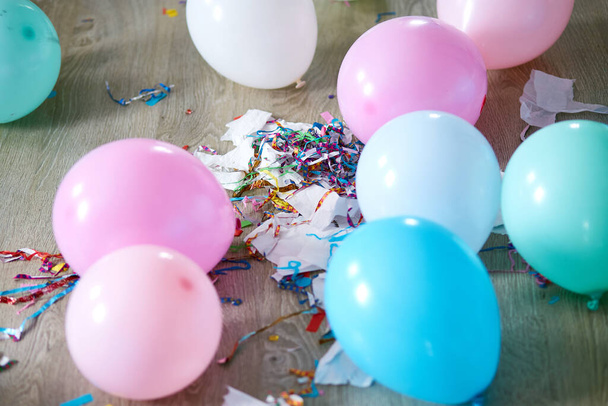 Sotku syntymäpäiväjuhlien jälkeen ilmapalloilla ja konfettilla lattialla, Juhlien jälkeen kaaos, Sotkuinen huone - Valokuva, kuva
