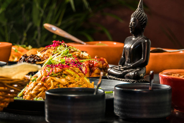 Přidělení srílanských jídel a amuletu Buddhy. - Fotografie, Obrázek