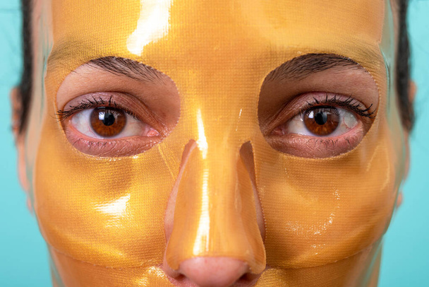 Gyönyörű nő használ arc kollagén gél bőrápoló maszk kezelés - Fotó, kép