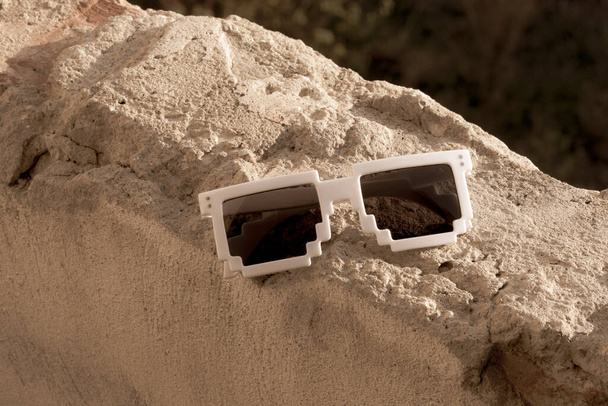 Білі піксельні сонцезахисні окуляри з чорними лінзами крупним планом в сонячний день. Вибірковий фокус
 - Фото, зображення