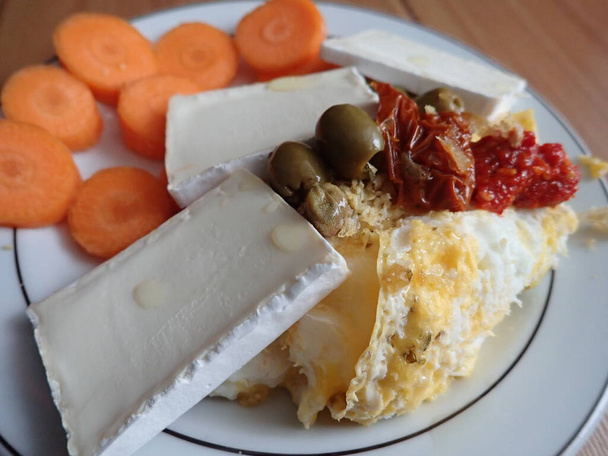 oeufs brouillés avec légumes et fromage ona assiette - Photo, image
