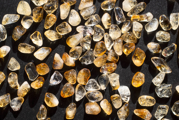 Citrin gelber Edelstein Geodenkristalle geologisches Mineral als schöner Hintergrund Nahaufnahme - Foto, Bild