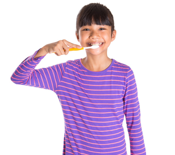 jovem com escova de dentes
 - Foto, Imagem