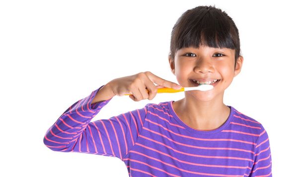 Nuori tyttö hammasharjalla
 - Valokuva, kuva