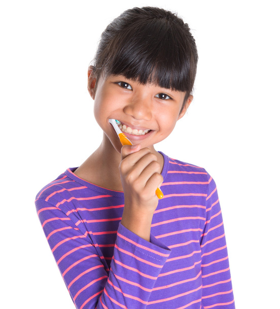 Chica joven con cepillo de dientes
 - Foto, imagen