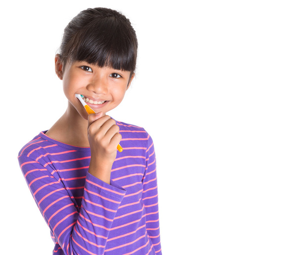 Jeune fille avec brosse à dents
 - Photo, image