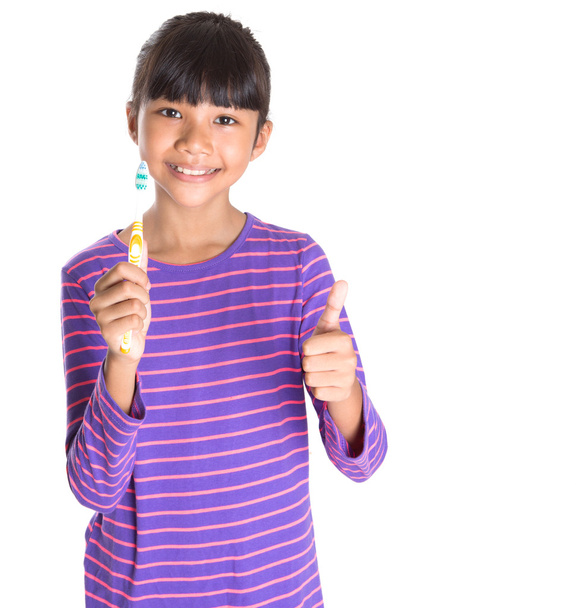 Chica joven con cepillo de dientes
 - Foto, imagen