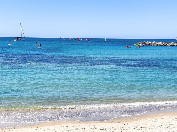 Tel Awiw, Izrael. Morze Śródziemne. Jachty, windsurfing, wiosłowanie. Zwolnij trochę. Zamazany widok - Zdjęcie, obraz