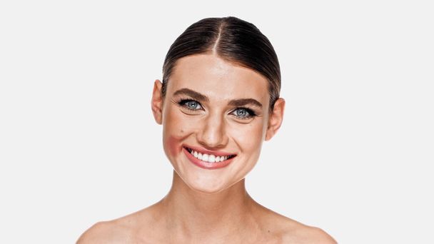 gelukkig vrouw met vlekkerige lippenstift op gezicht geïsoleerd op wit - Foto, afbeelding