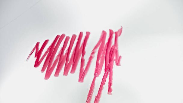 вид сверху мазков розовой помады, нарисованных на белом - Фото, изображение