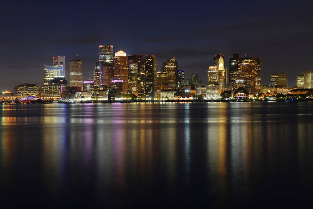 Boston City Skyscrapers, Custom House и Boston Waterfront ночью из Восточного Бостона, Бостон, штат Массачусетс, США. - Фото, изображение