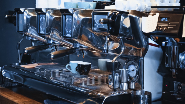 moderne professionele koffiezetapparaat in coffeeshop - Foto, afbeelding