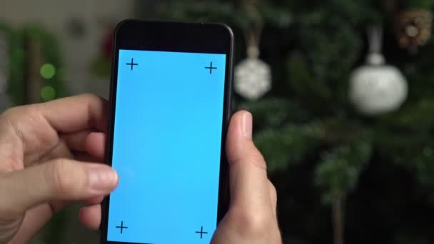 Chytrý telefon s prázdnou obrazovkou pro váš obsah. Vyberte si dárek na Nový rok nebo Vánoce - Záběry, video