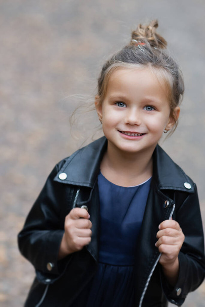 Sonriente niña ucraniana de 7-9 años con chaqueta casual. Concepto de estilo de vida infantil. - Foto, Imagen