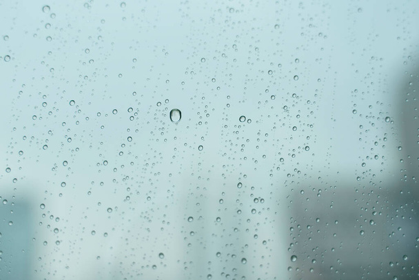 嵐の間、窓ガラスに雨の滴。雲の眺め. - 写真・画像