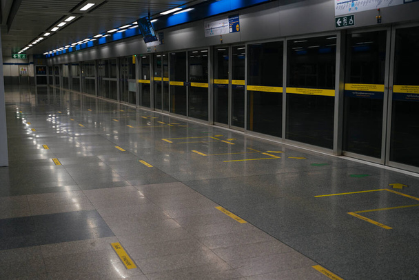 COVID-19.Κοινωνική απόσταση μέσα σε ένα μετρό MRT τρένο. Έλεγχος λοιμώξεων. - Φωτογραφία, εικόνα