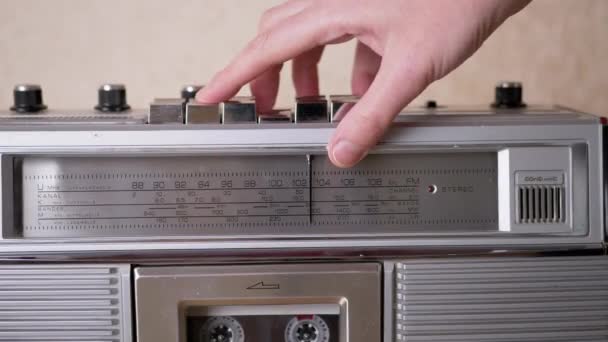 Presiona la mano femenina Play Button en el grabador de cinta retro con cassette. Zoom: - Metraje, vídeo