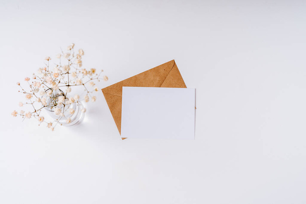 Envelope de papel artesanal com papel em branco - Foto, Imagem