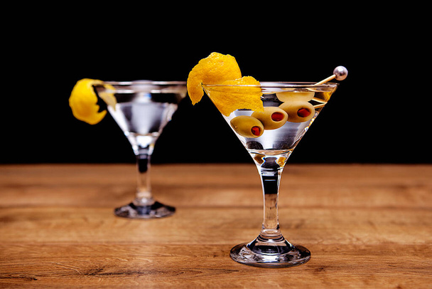  Cóctel Martini sobre mesa de madera.  - Foto, imagen
