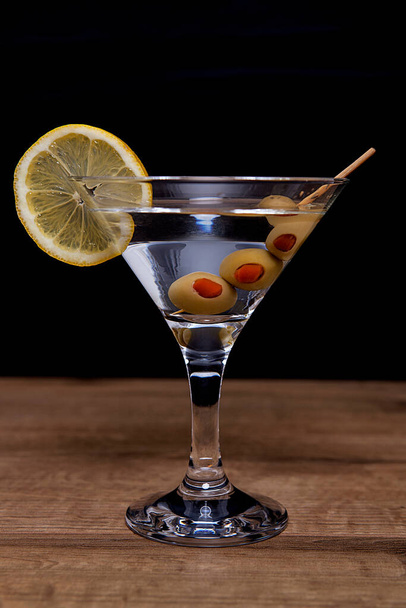 Cocktail Martini sur table en bois.  - Photo, image