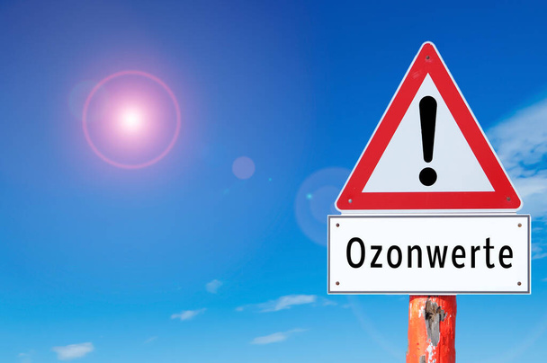 Almanca mavi arkaplanda uyarı işareti ozon seviyeleri - Fotoğraf, Görsel