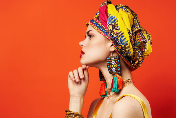 привлекательная женщина восточного стиля голову тюрбан украшения этническая принадлежность - Фото, изображение