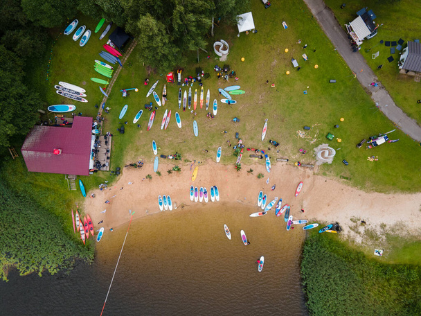 Herrlicher Blick auf den See von der Drohne an einem Sommertag, an dem die Leute mit SUP Stand Up Paddle Brettern paddeln - Foto, Bild