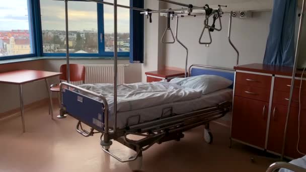 Krankenhauszimmer mit Betten - Filmmaterial, Video