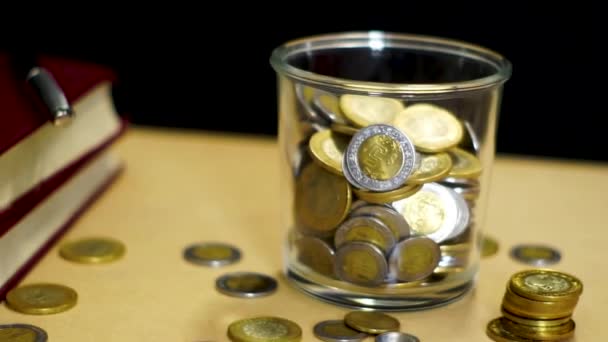 Мексиканські монети та рахунки за столом і книгами - Кадри, відео