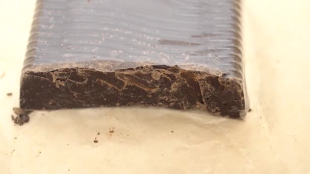 Rozkładanie ogromnego kawałka czekolady z papieru do pakowania - Materiał filmowy, wideo