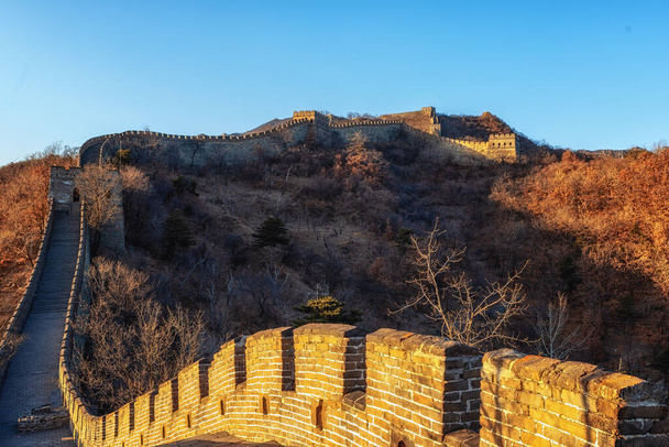 De Grote Muur van China is een reeks van vestingwerken die werden gebouwd over de historische noordelijke grenzen van de oude Chinese staten en Imperial China als bescherming tegen verschillende nomadische groepen van de Euraziatische steppe. - Foto, afbeelding