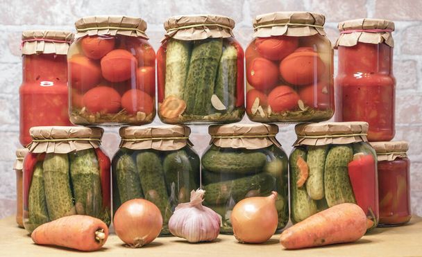 Tomates marinées, concombres en conserve et lécho dans des pots en verre. Concept de mise en conserve de légumes à domicile pour l'hiver. - Photo, image