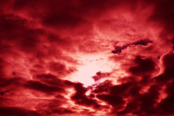 Αφηρημένο σκούρο κόκκινο φόντο. Δραματικό κόκκινο ουρανό. Φανταστικό φόντο ηλιοβασίλεμα με αντίγραφο χώρο για το σχεδιασμό. Halloween, armageddon, αποκάλυψη, τέλος του κόσμου έννοια. - Φωτογραφία, εικόνα