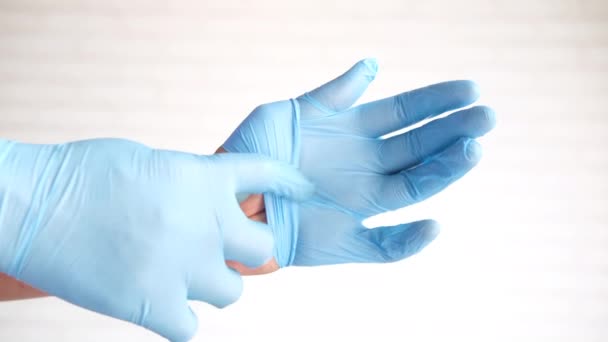 médico usa guantes de látex médico, de cerca - Metraje, vídeo