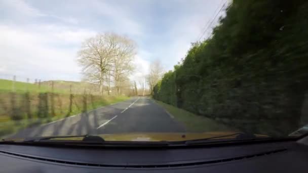Водіння автомобіля по сільській дорозі у Французькій Країні Басків. - Кадри, відео