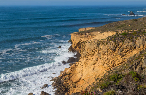 Vista para a costa rochosa atlântica, Aljezur, Algarve a oeste, Costa Vicentina, Portugal. - Foto, Imagem