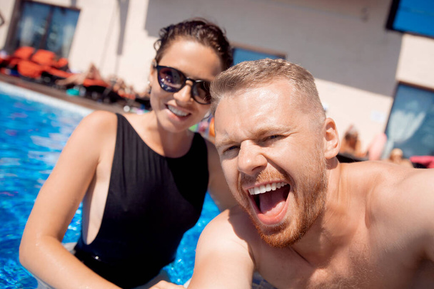 Selfie Foto liebenden kaukasischen Paar Freunde im Urlaub vor dem Hintergrund der Pool-Sommerreise - Foto, Bild