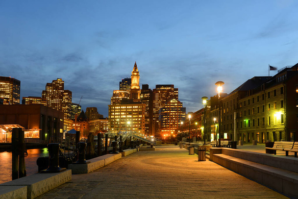 Boston Custom House, Long Wharf y el horizonte del Distrito Financiero en la noche, Boston, Massachusetts MA, EE.UU..  - Foto, imagen