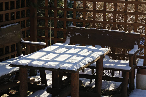 het interieur van het prieel op een zonnige winterdag  - Foto, afbeelding