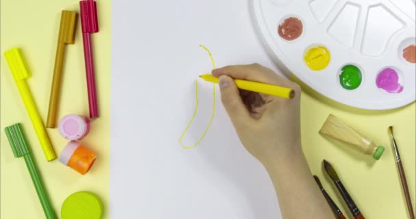 Aus einer Bananenskizze wird eine echte Frucht. Kunst und kreatives Konzept Stop-Motion - Filmmaterial, Video