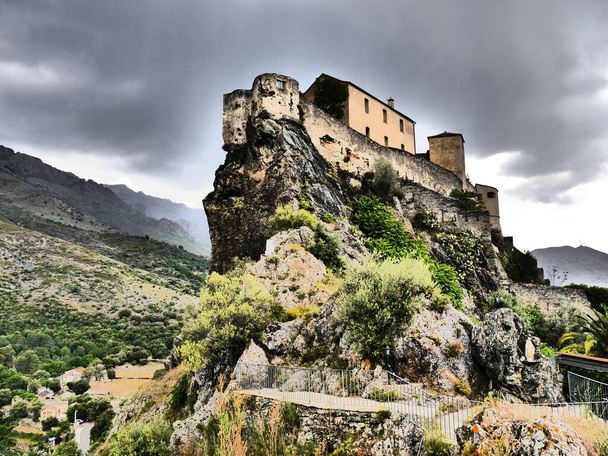 Dramatický obraz Citadely v haute ville nebo ve starém městě, Corte, bývalé hlavní město nezávislé Korsiky, Střední Korsika, Francie - Fotografie, Obrázek