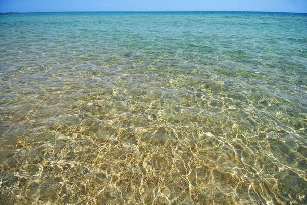 Кристаллические воды Средиземного моря в Сицилии с интенсивными бирюзовыми и синими отражениями для здоровой ванны в ароматах солености. - Фото, изображение