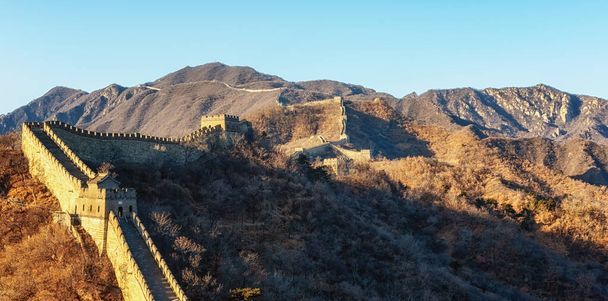 De Grote Muur van China is een reeks van vestingwerken die werden gebouwd over de historische noordelijke grenzen van de oude Chinese staten en Imperial China als bescherming tegen verschillende nomadische groepen van de Euraziatische steppe. - Foto, afbeelding