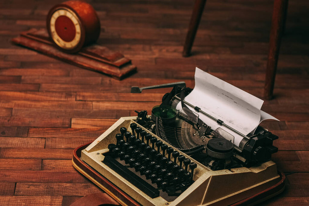 máquina de escrever vintage para impressão folha branca de papel fundo de madeira invenção retro - Foto, Imagem