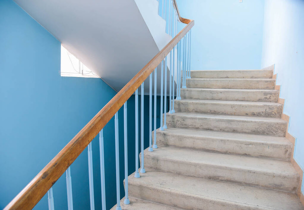 Beton lépcsők egy apartmanházban - Fotó, kép