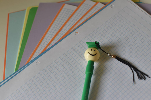  Öğrenci şeklinde kalemle farklı renkte kağıtlar. - Fotoğraf, Görsel