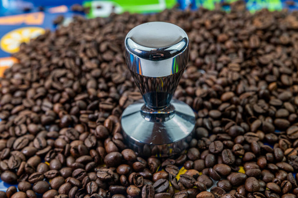 kávová zrna s ocelovým kávovarem - Fotografie, Obrázek