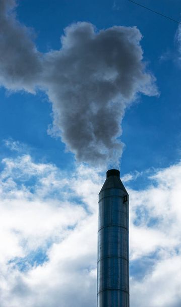 Καπνός από χημική καμινάδα εργοστάσιο σε θολό φόντο του ουρανού. Θέμα οικολογίας. - Φωτογραφία, εικόνα